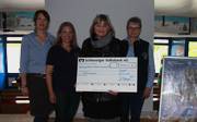 Konrektorin Claudia Hoeschen, Sportlehrerin Bente Matthiesen, Spendwert-Sprecherin Corinna Graunke und Schulleiterin Barbar Scheufler-Lembcke bei der Scheckübergabe in der Pausenhalle der Gorch-Fock-Schule.