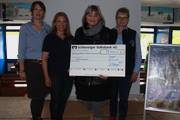 Konrektorin Claudia Hoeschen, Sportlehrerin Bente Matthiesen, Spendwert-Sprecherin Corinna Graunke und Schulleiterin Barbar Scheufler-Lembcke bei der Scheckübergabe in der Pausenhalle der Gorch-Fock-Schule.