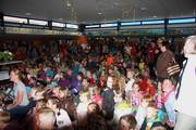 Die Pausenhalle war bei der Scheckübergabe bis auf den letzten Zentimeter besetzt.